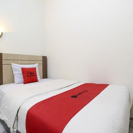 RedDoorz Plus near Stadion Mandala Krida Yogyakarta Exterior foto