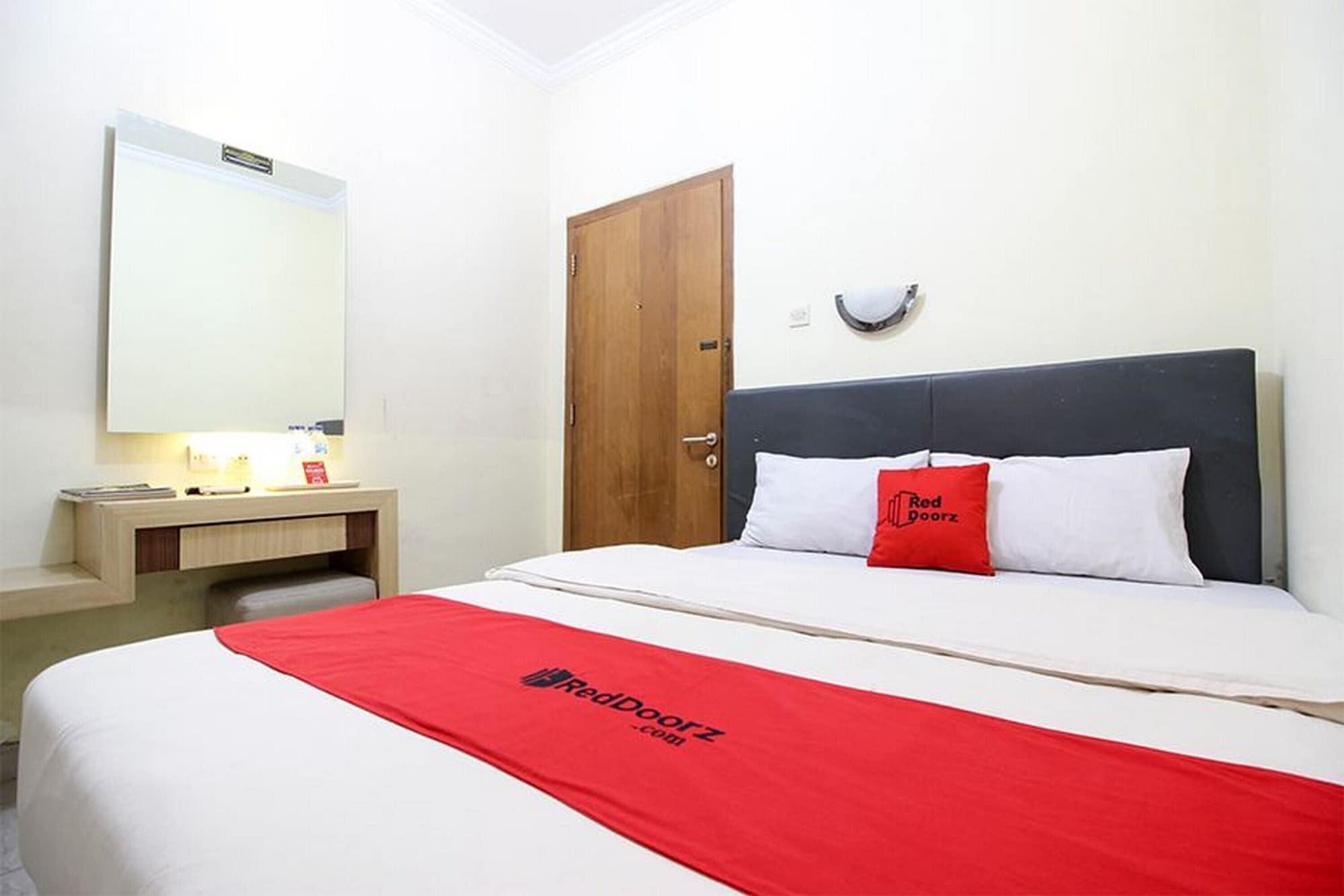 RedDoorz Plus near Stadion Mandala Krida Yogyakarta Exterior foto