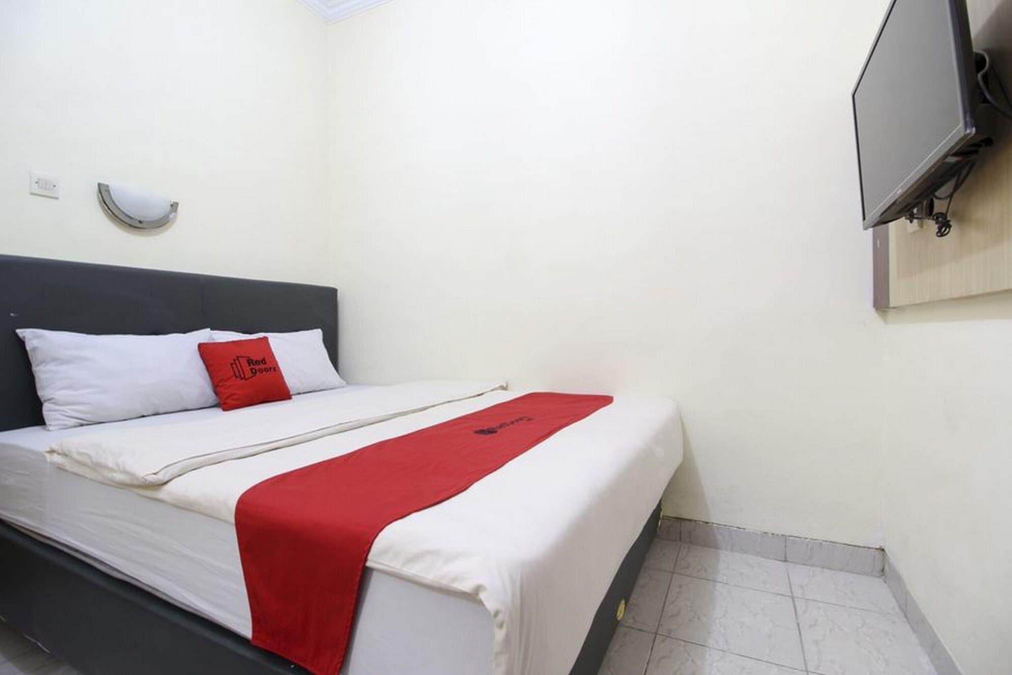 RedDoorz Plus near Stadion Mandala Krida Yogyakarta Exterior foto