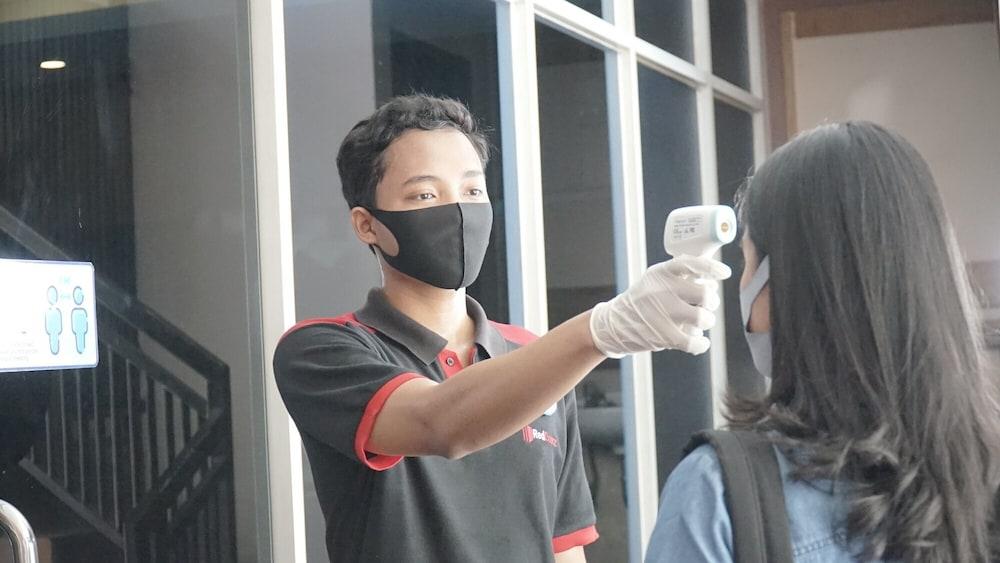 RedDoorz Plus near Stadion Mandala Krida Yogyakarta Exterior foto
