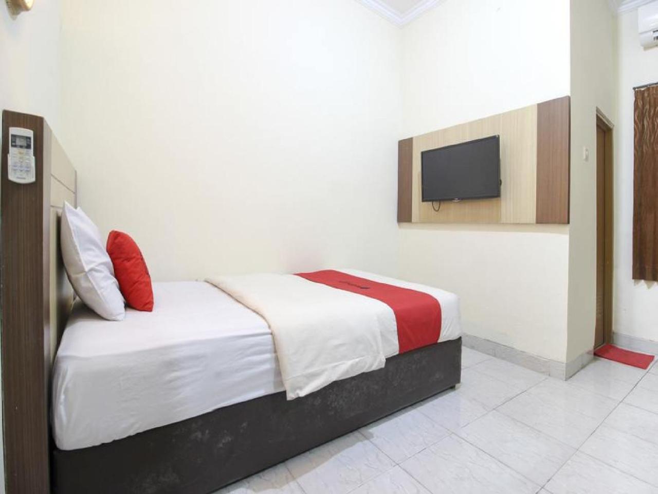RedDoorz Plus near Stadion Mandala Krida Yogyakarta Exterior foto