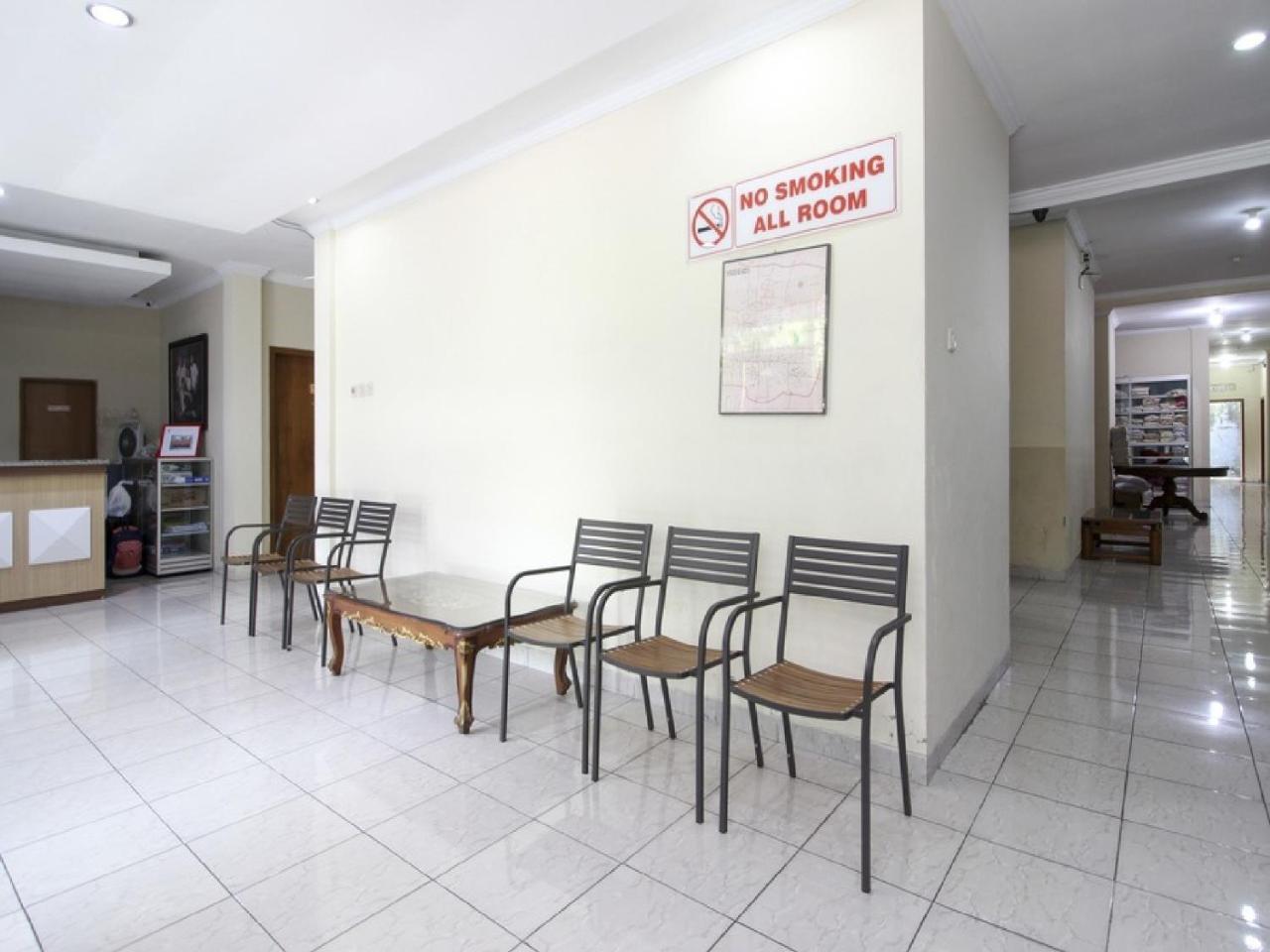 RedDoorz Plus near Stadion Mandala Krida Yogyakarta Exterior foto