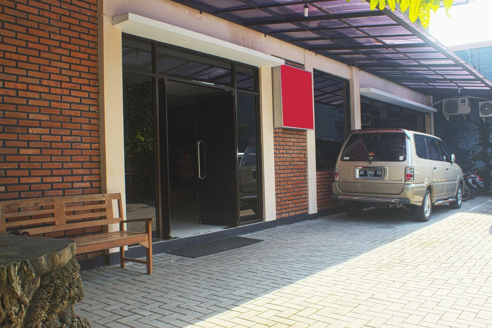 RedDoorz Plus near Stadion Mandala Krida Yogyakarta Exterior foto