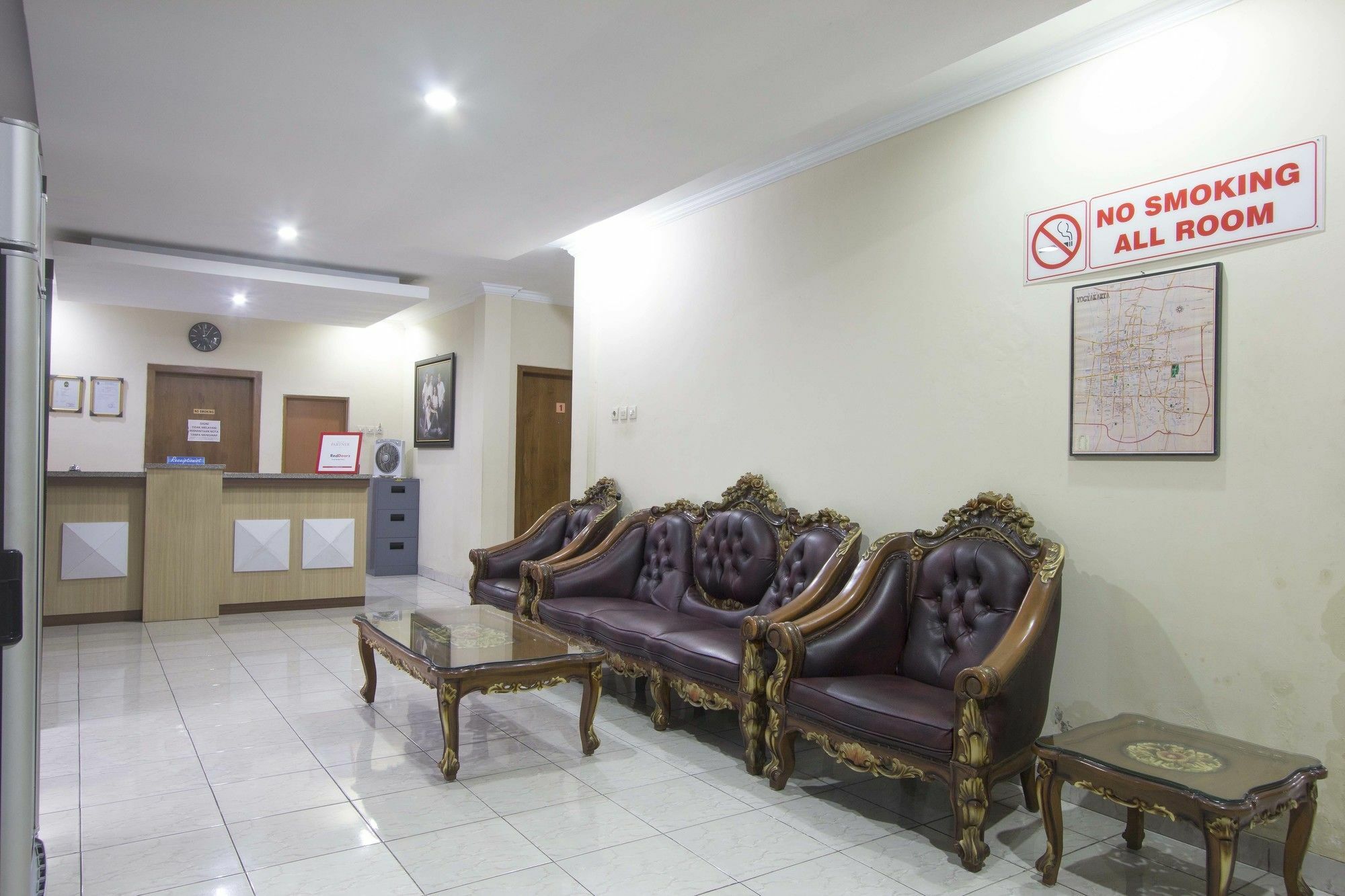RedDoorz Plus near Stadion Mandala Krida Yogyakarta Exterior foto